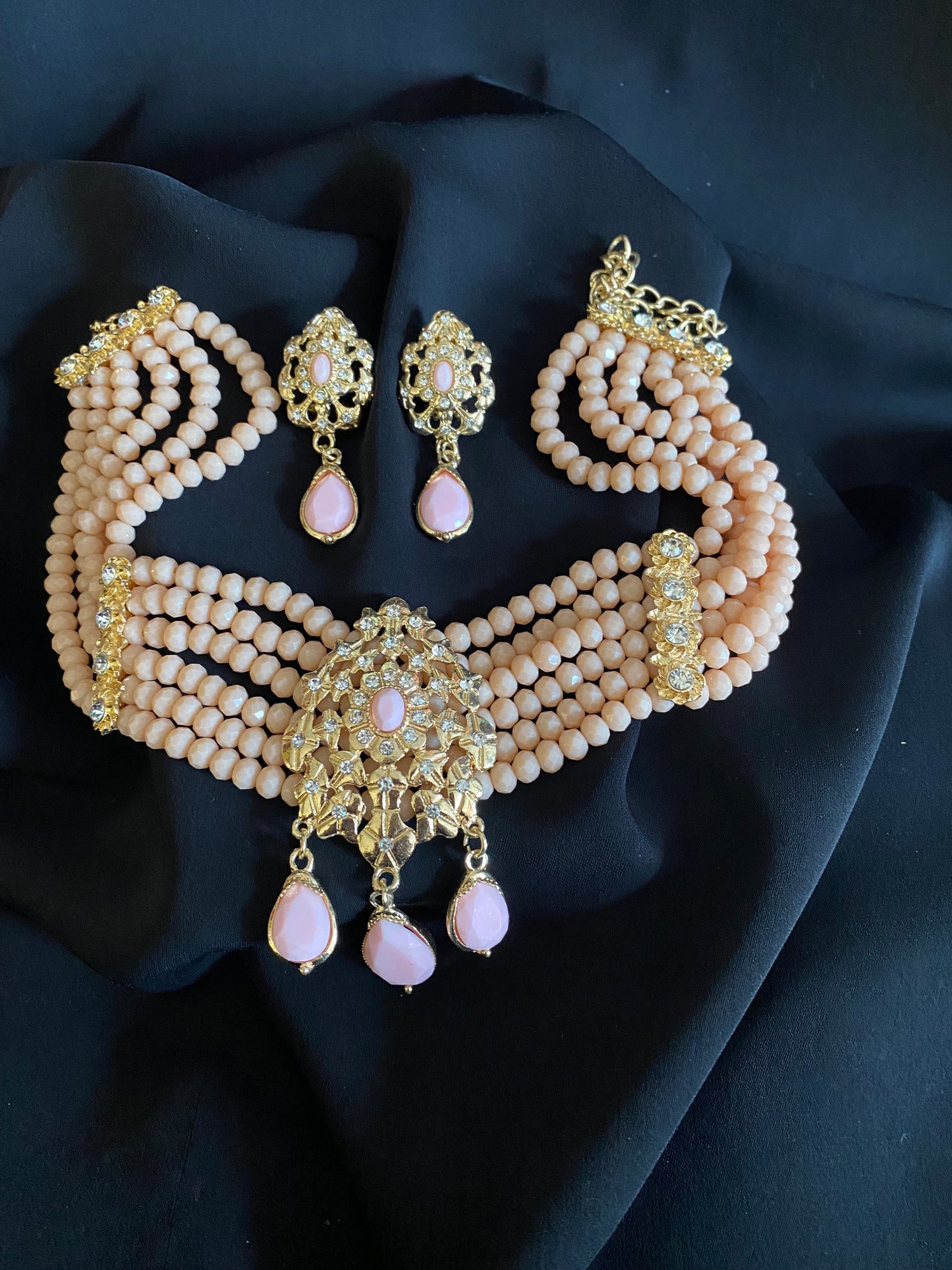 Ensemble Ras du cou et boucles d’oreille rose poudré