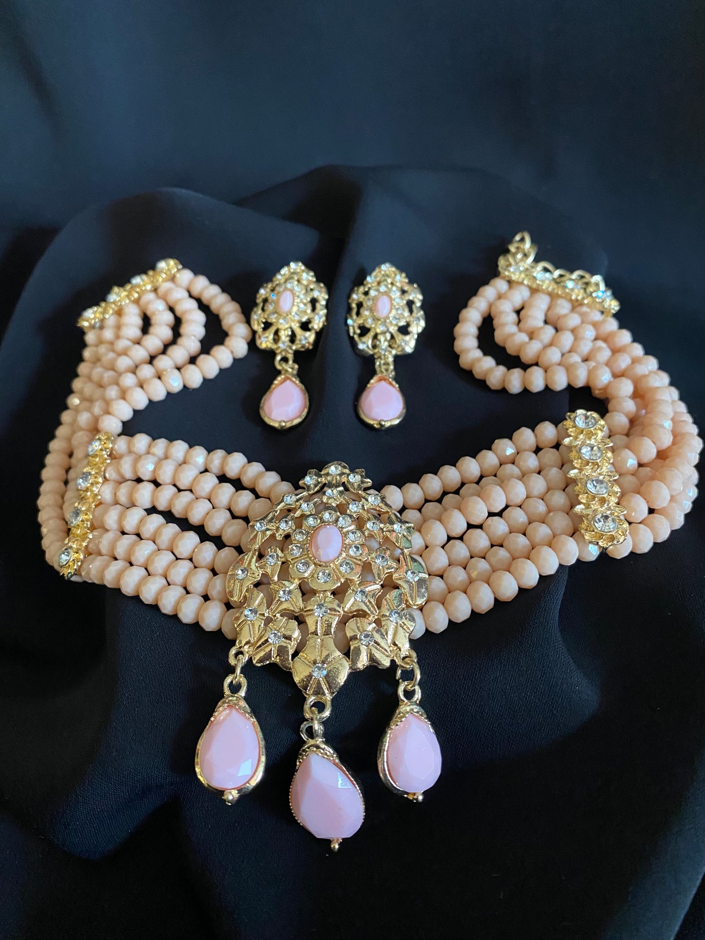 Ensemble Ras du cou et boucles d’oreille rose poudré