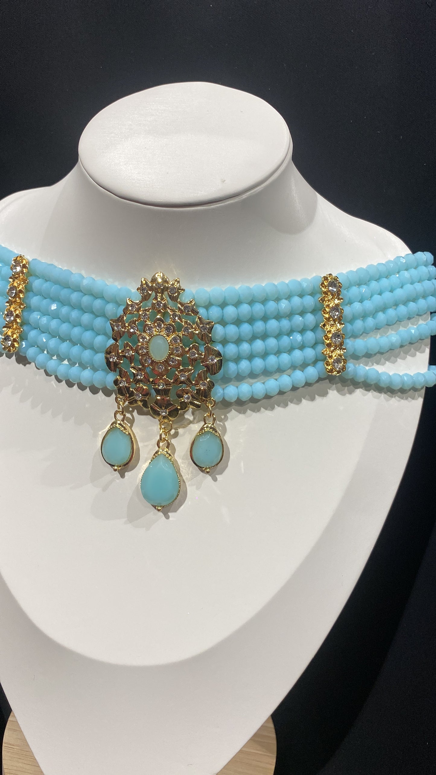 Ensemble Ras du coup et boucles d’oreille blanc