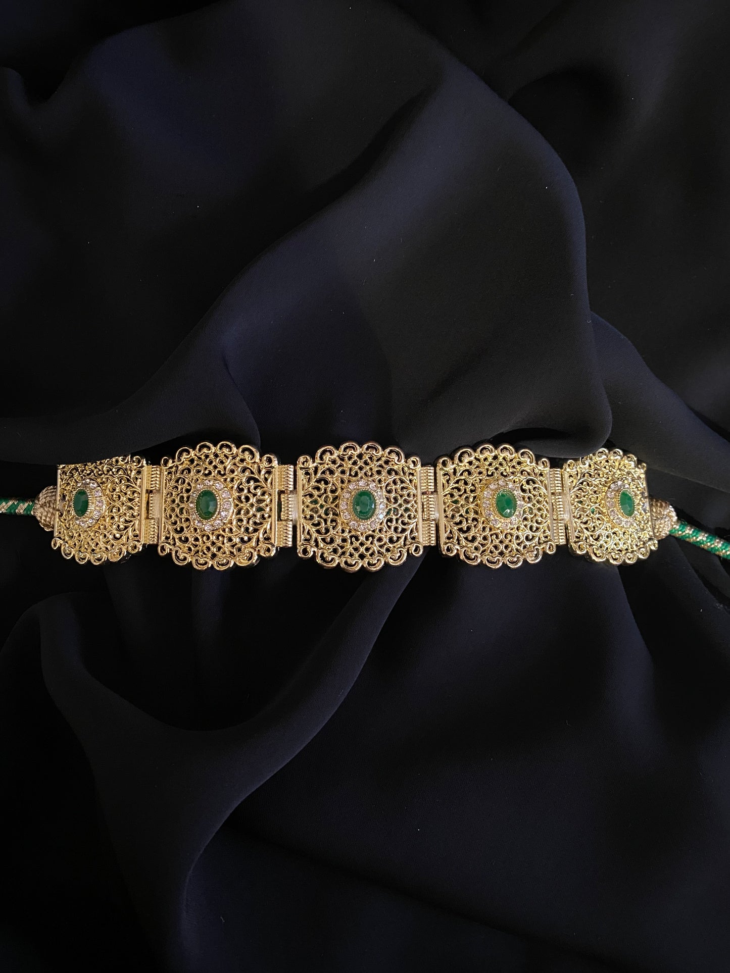 Ceinture dorée avec cordes perles vertes