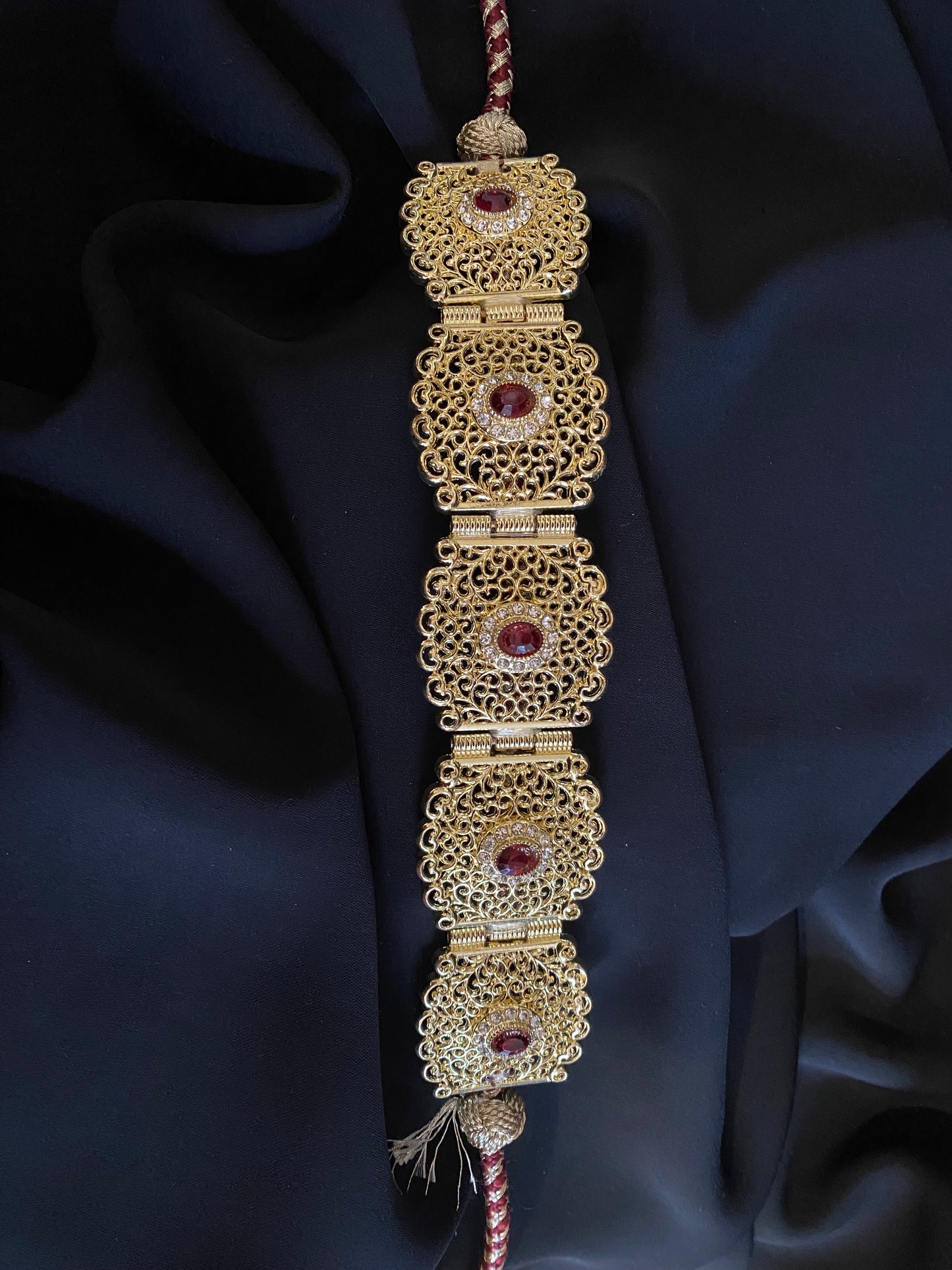 Ceinture dorée avec cordes perles rouges