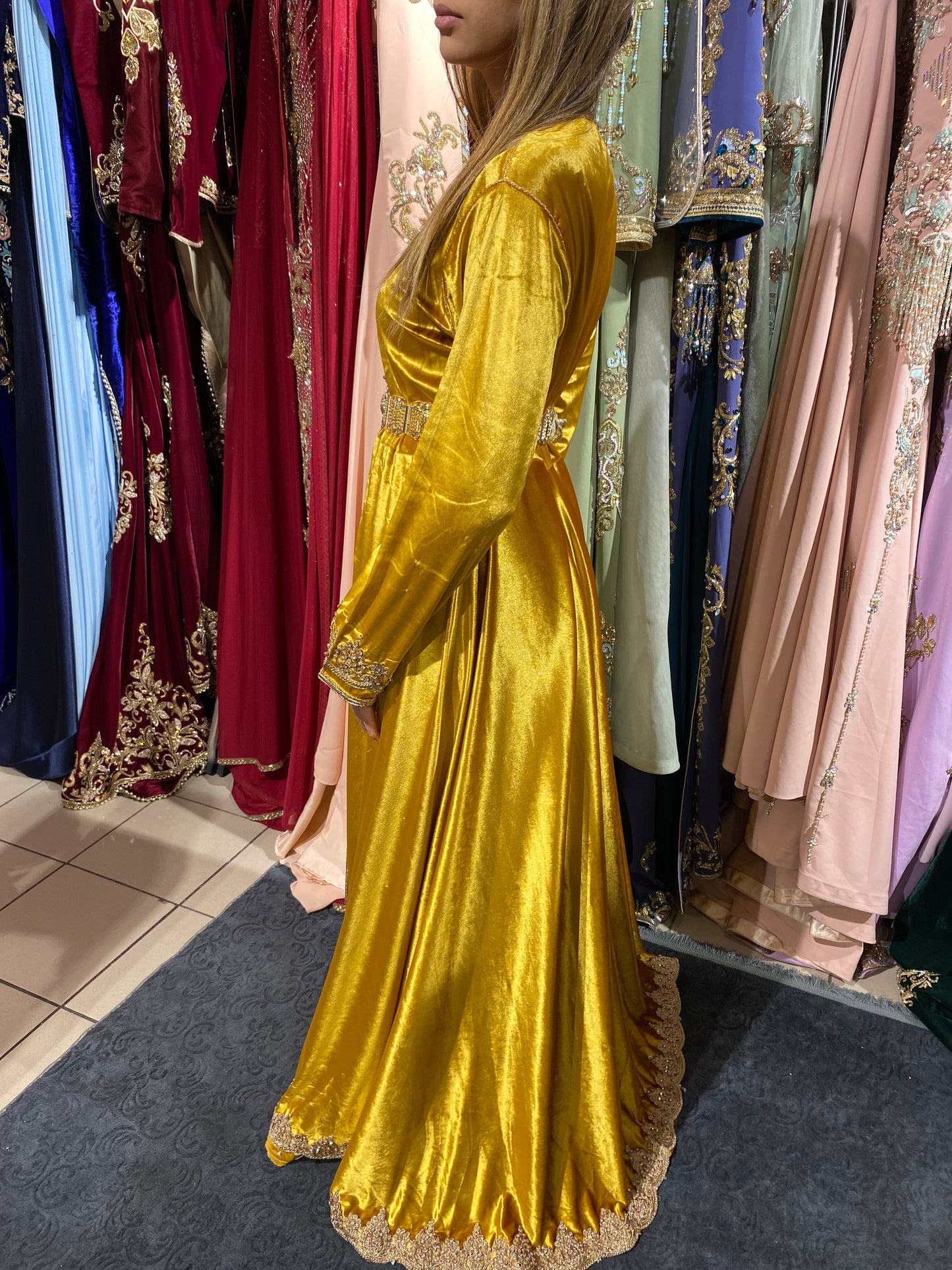 Robe Hanifa