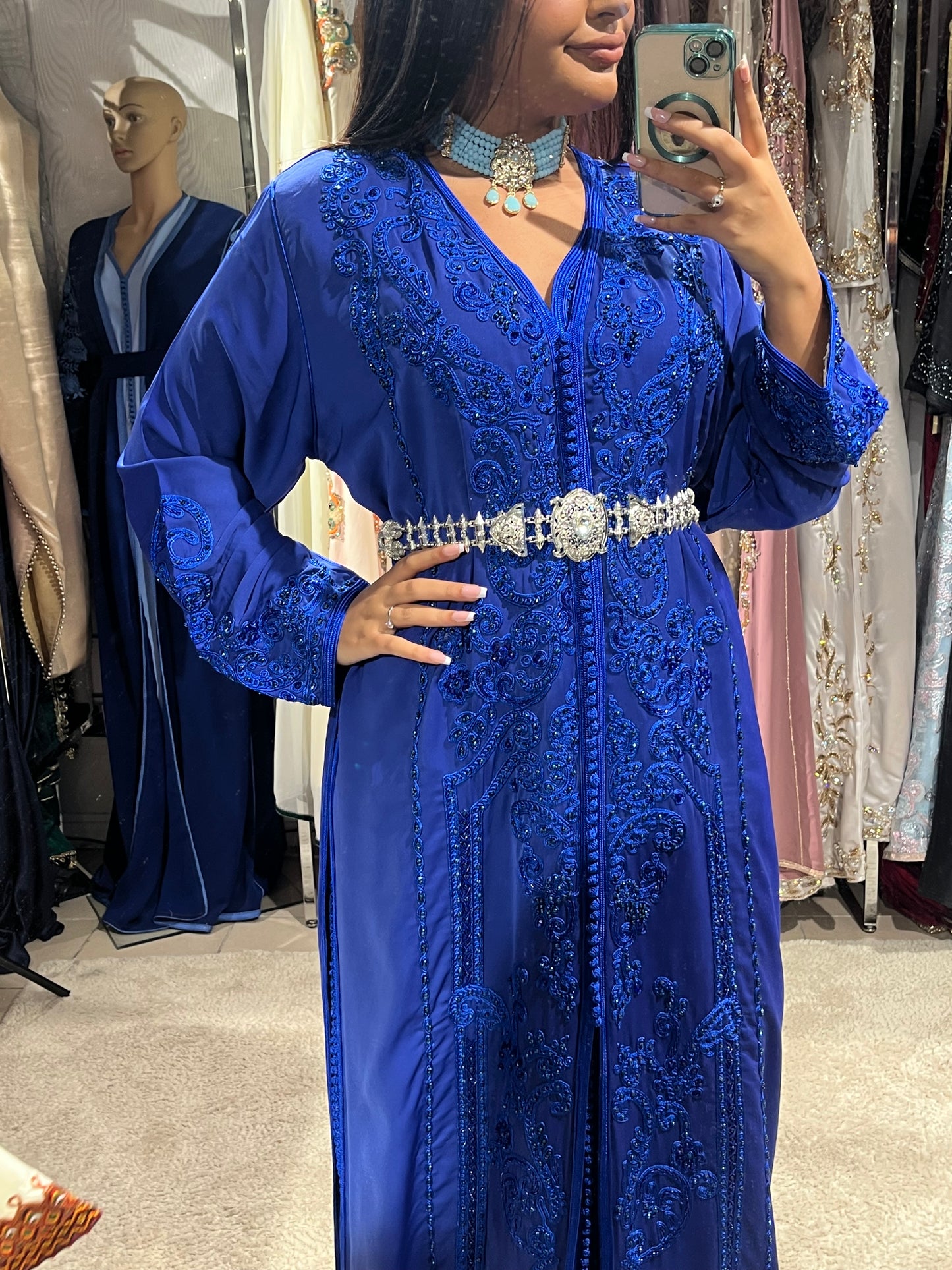 Ensemble Ras du coup et boucles d’oreille blanc