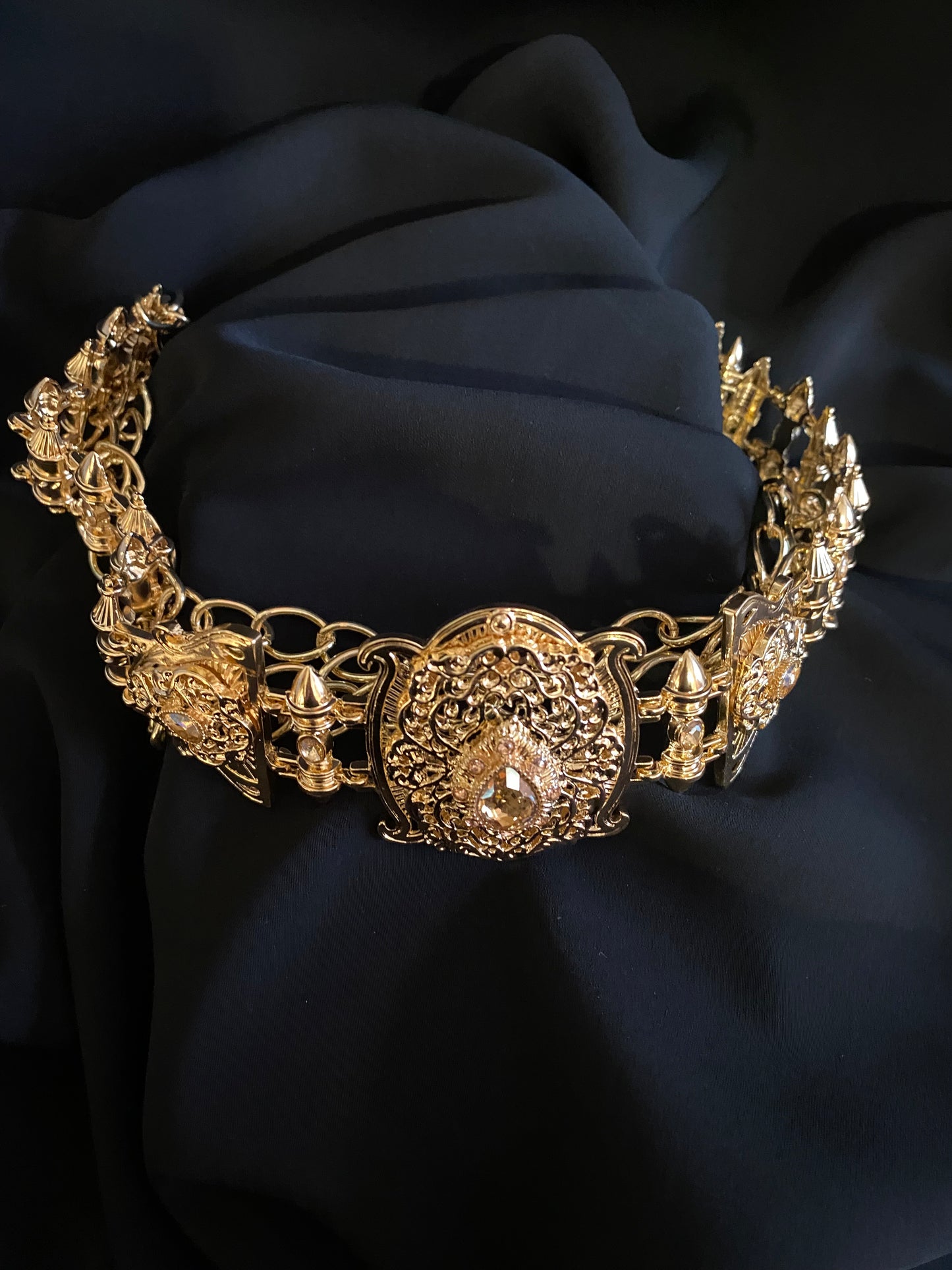 Ceinture dorée avec perles nudes