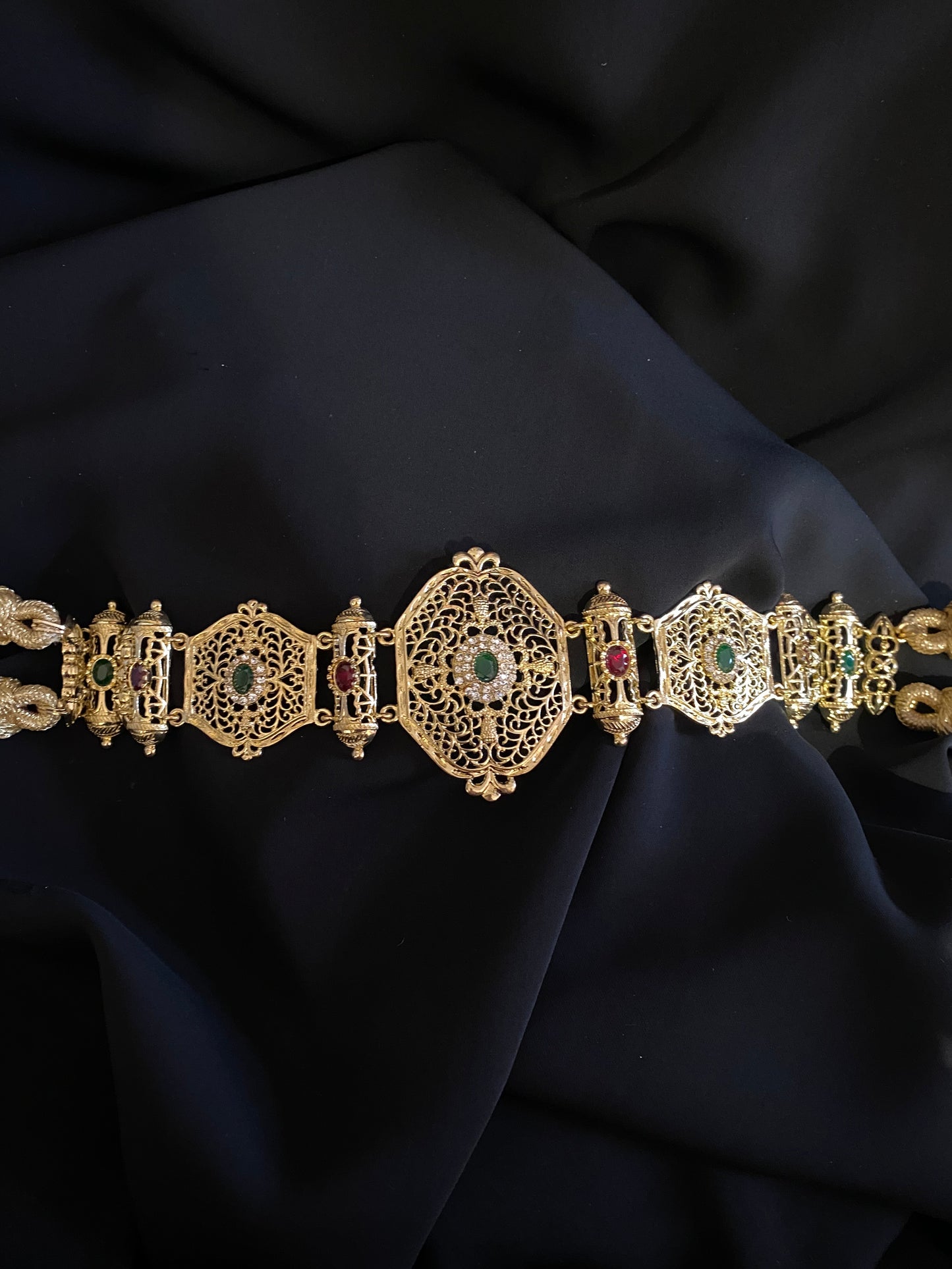 Ceinture dorée avec cordes perles vertes et rouges