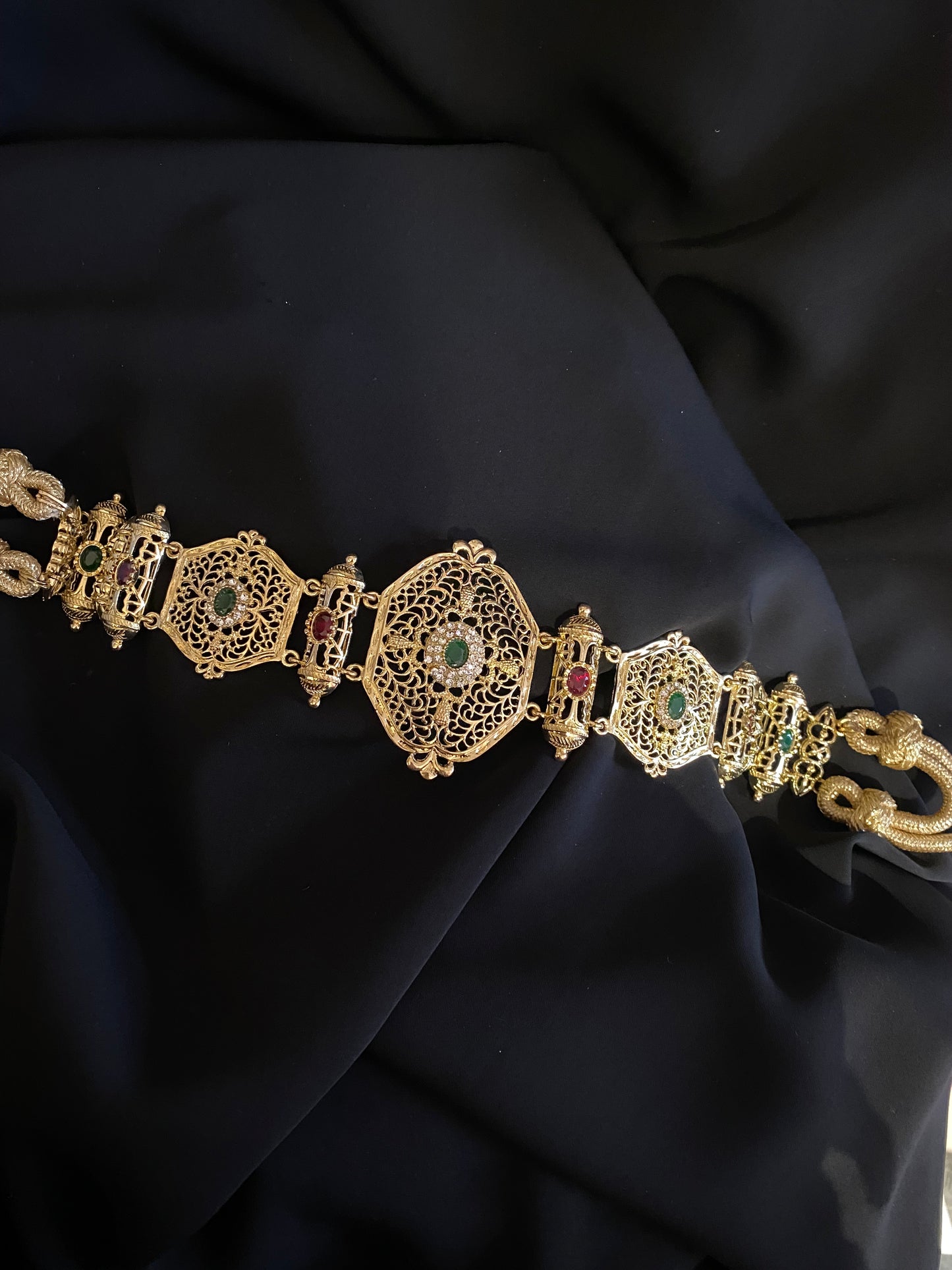 Ceinture dorée avec cordes perles vertes et rouges