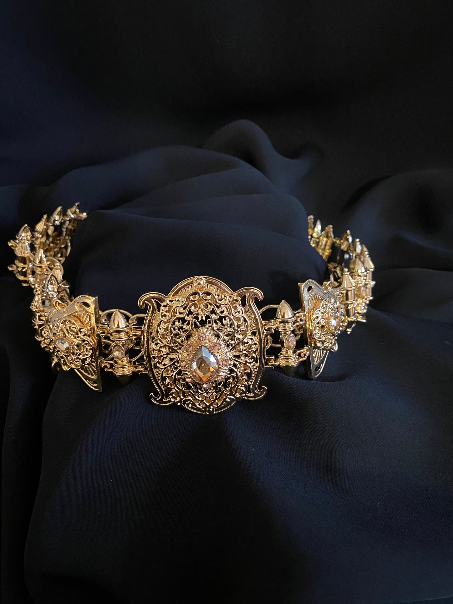 Ceinture dorée avec perles nudes