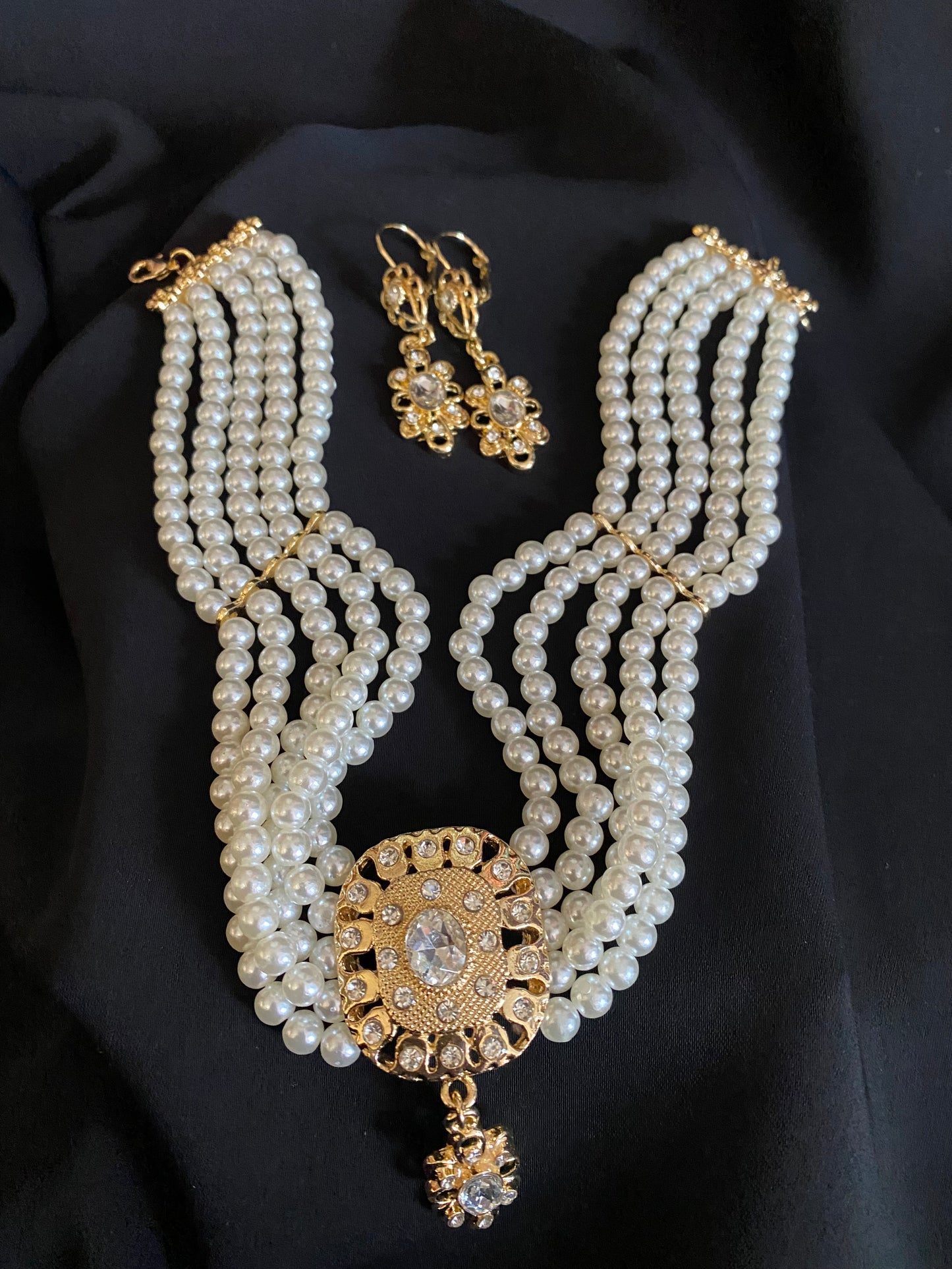 Ensemble Ras du cou et boucles d’oreille blanc motif carré