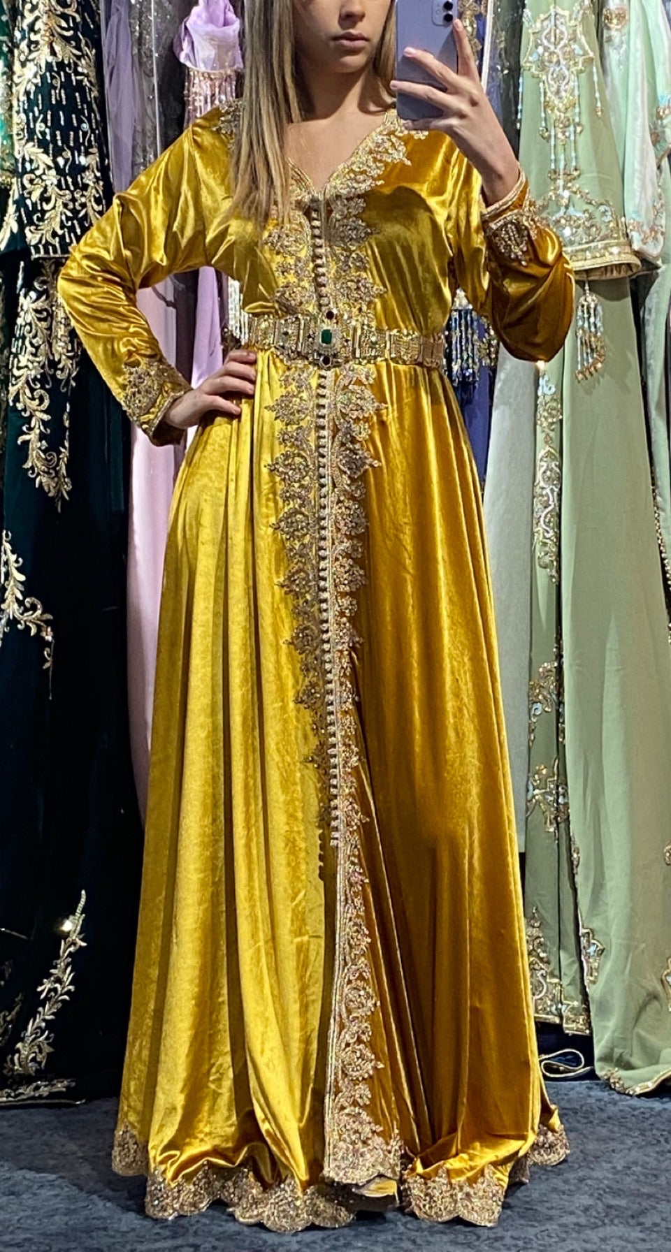 Robe Hanifa