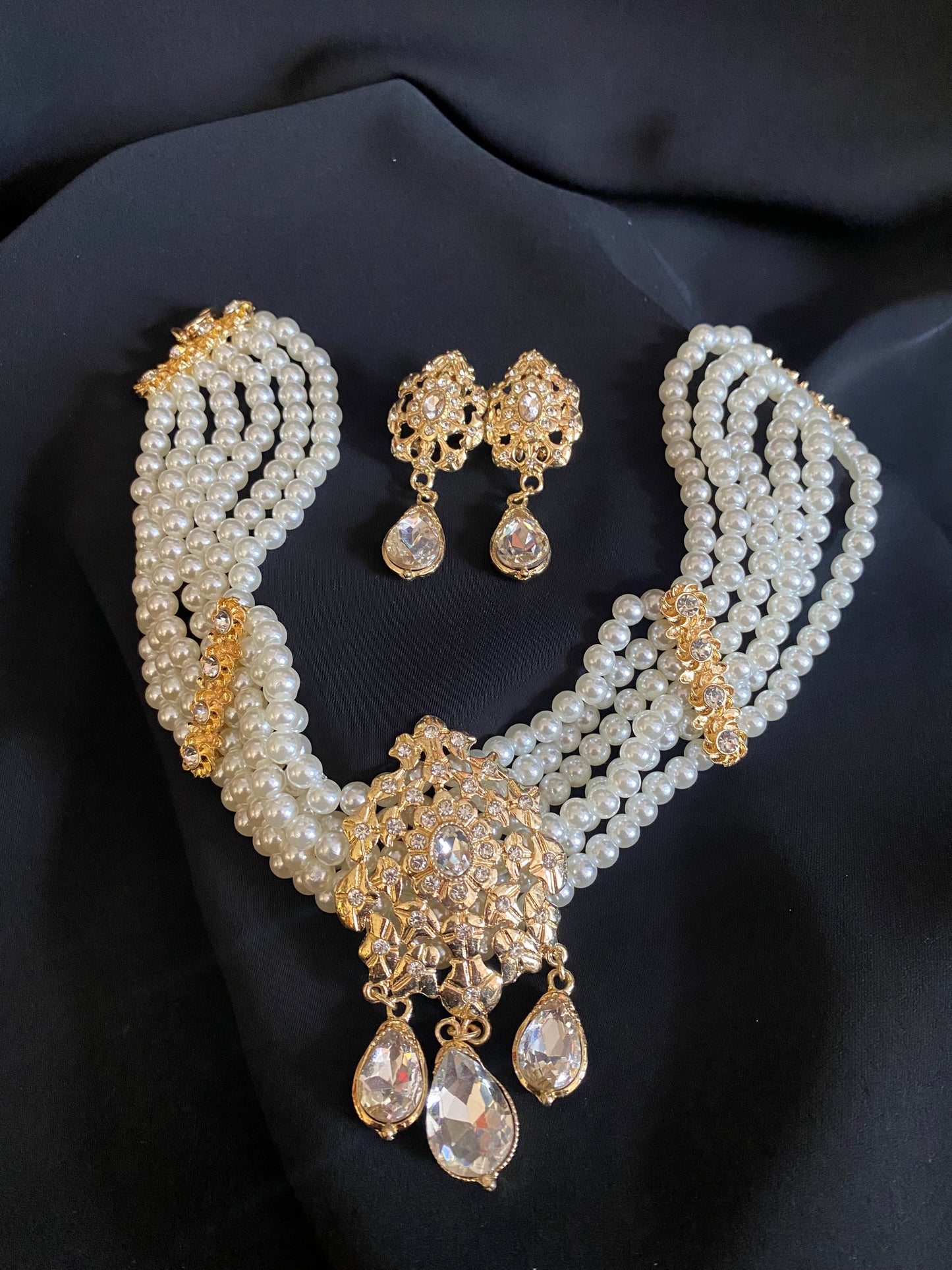 Ensemble Ras du coup et boucles d’oreille blanc