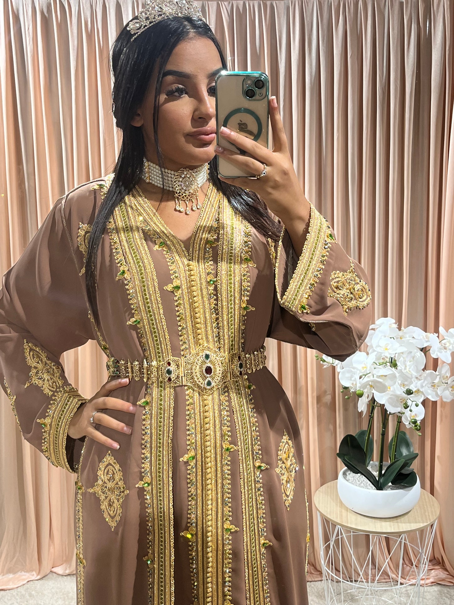 Ensemble Ras du coup et boucles d’oreille blanc