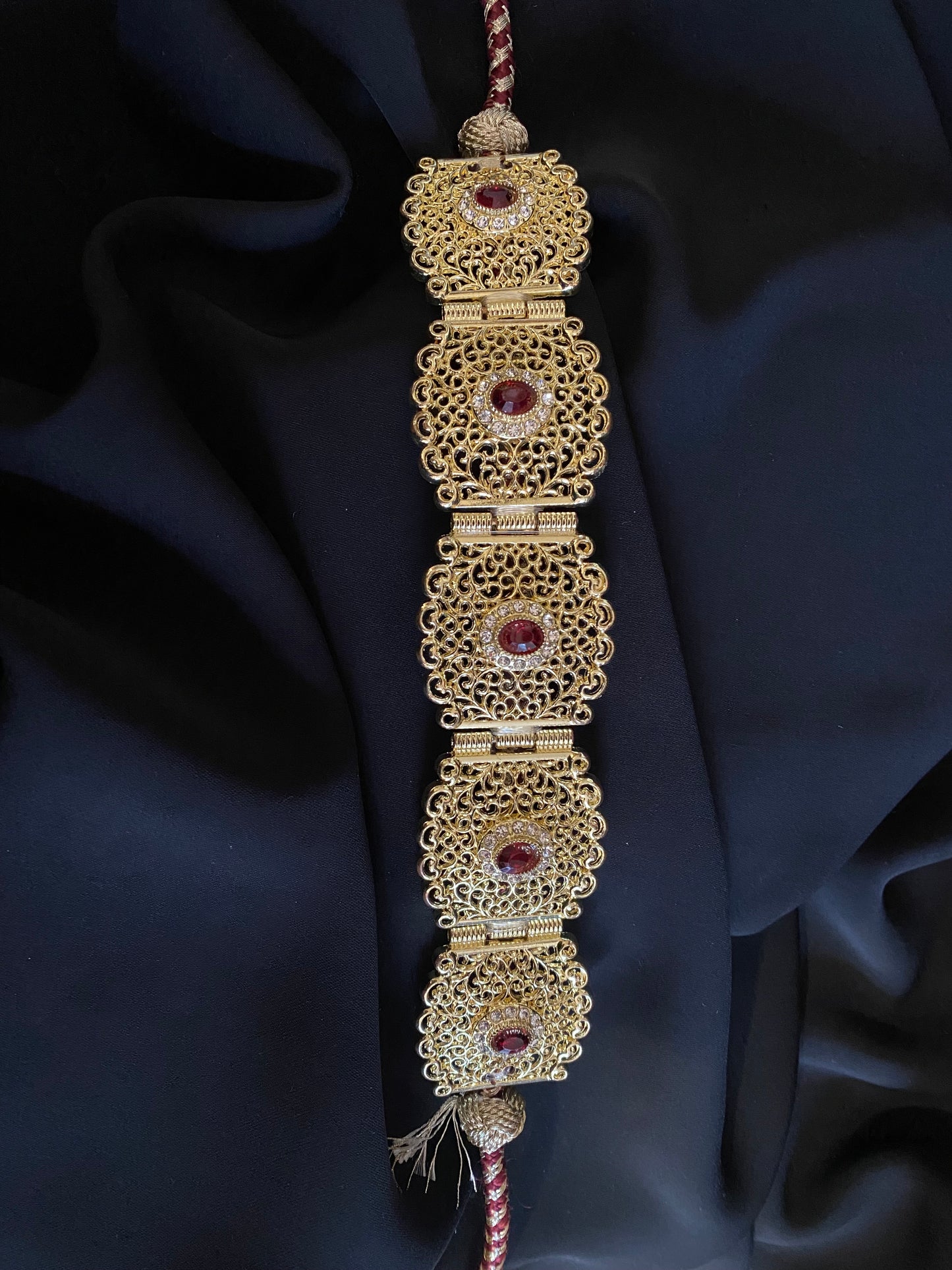 Ceinture dorée avec cordes perles rouges