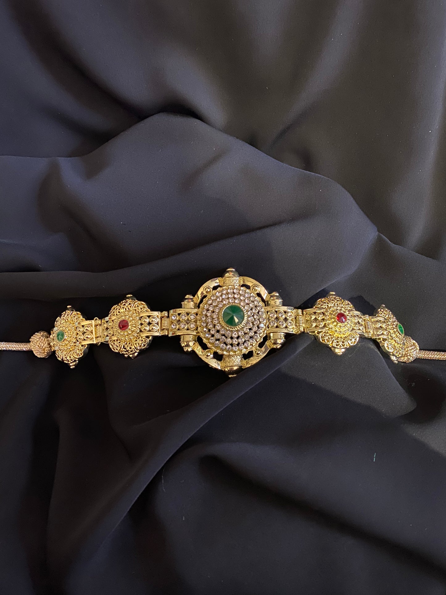 Ceinture dorée motifs ronds perles vertes et rouges