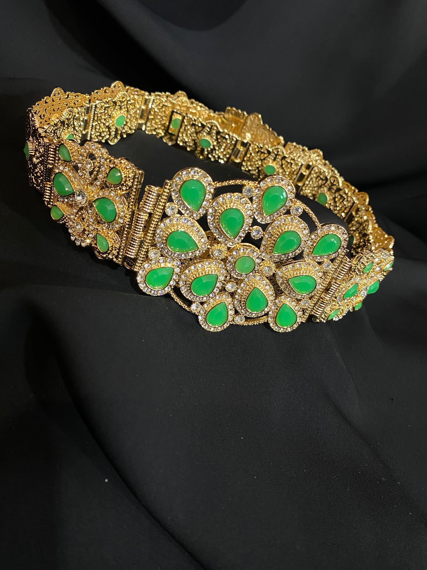 Ceinture en métal motif floral perles vertes