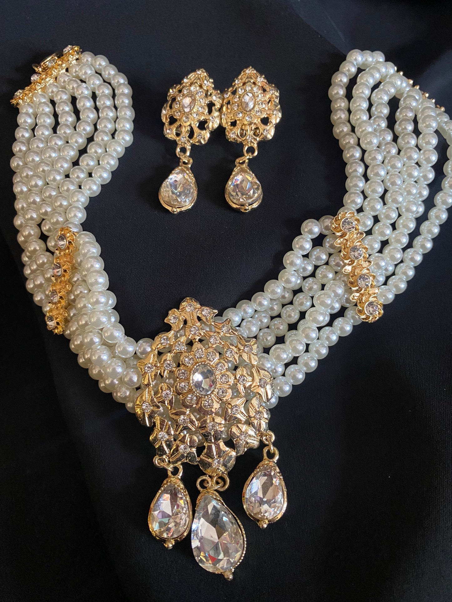 Ensemble Ras du coup et boucles d’oreille blanc