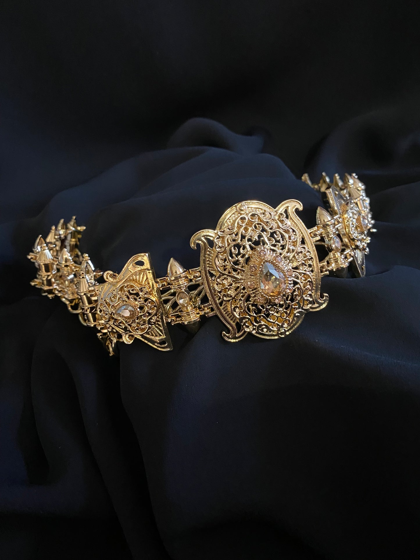 Ceinture dorée avec perles nudes