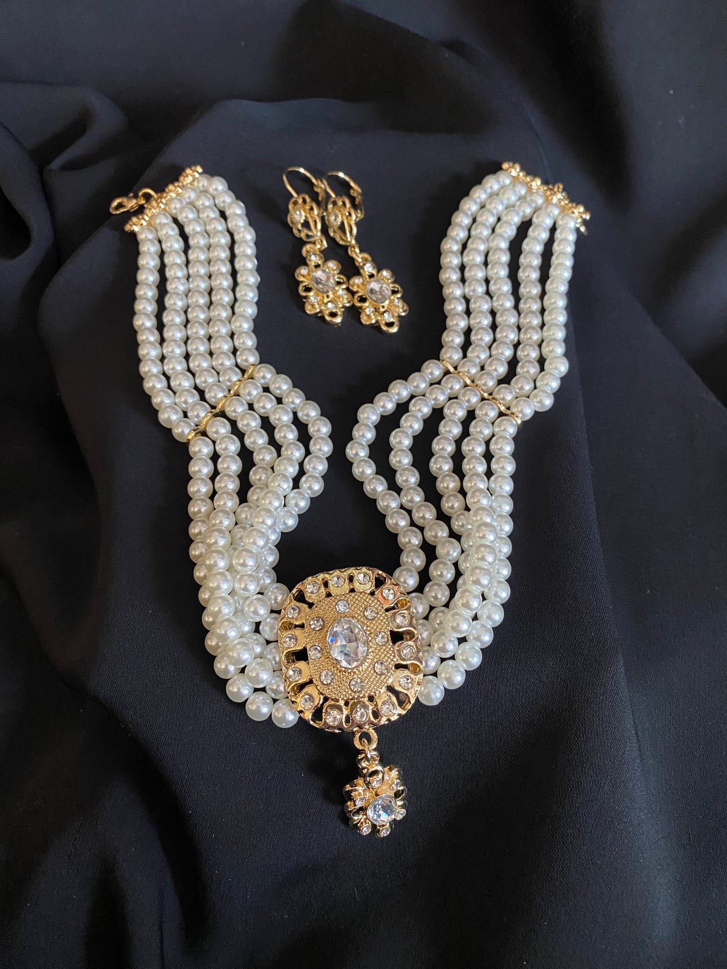 Ensemble Ras du cou et boucles d’oreille blanc motif carré