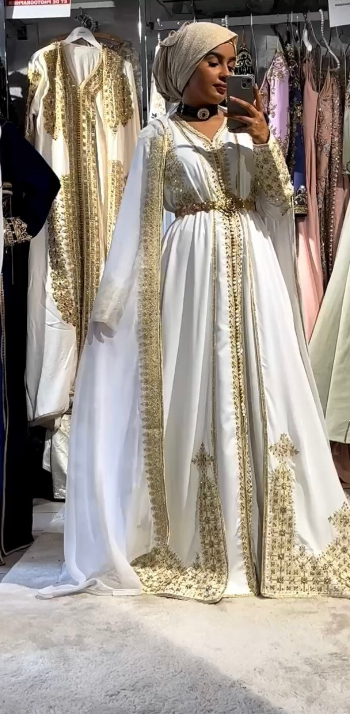 caftan fassy trois pièces peut être porté par une marié, modèle blanc/or avec cape
